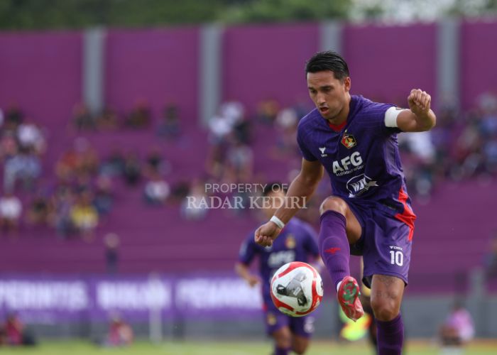 Kapten Persik Kediri Ezra Walian.
