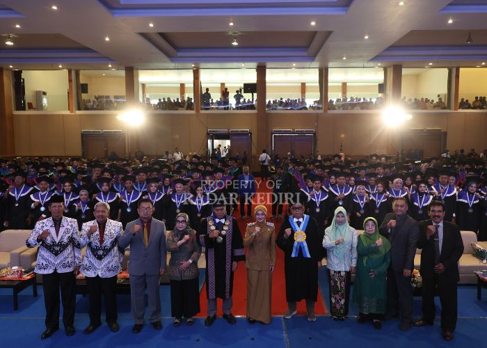 MOMEN BERSEJARAH: Wali Kota Vinanda berfoto bersama jajaran UNP Kediri dan ribuan mahasiswa.