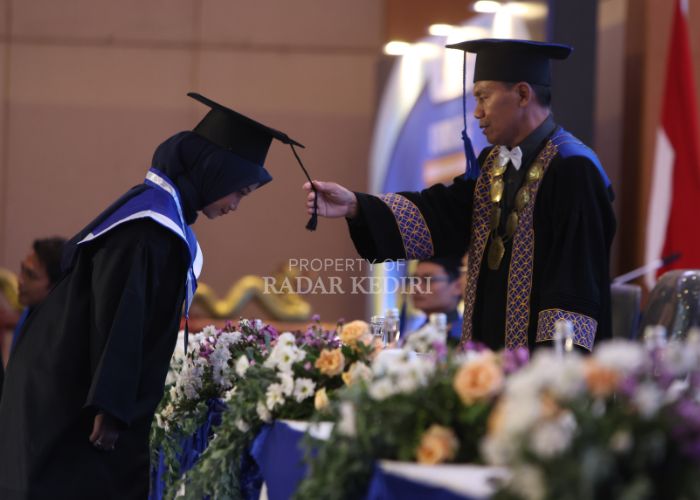 MEMBANGGAKAN: Rektor UNP Kediri Dr Zainal Afandi MPd mewisuda salah seorang mahasiwa.