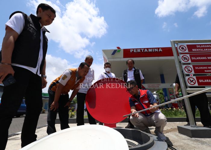 Polisi bersama Disperindag dan Pertamina melakukan sidak di SPBU Kota Kediri imbas viral motor brebet.