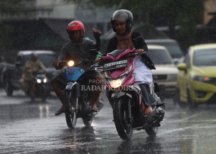 Aquaplaning Ancam Pengendara di Kediri.