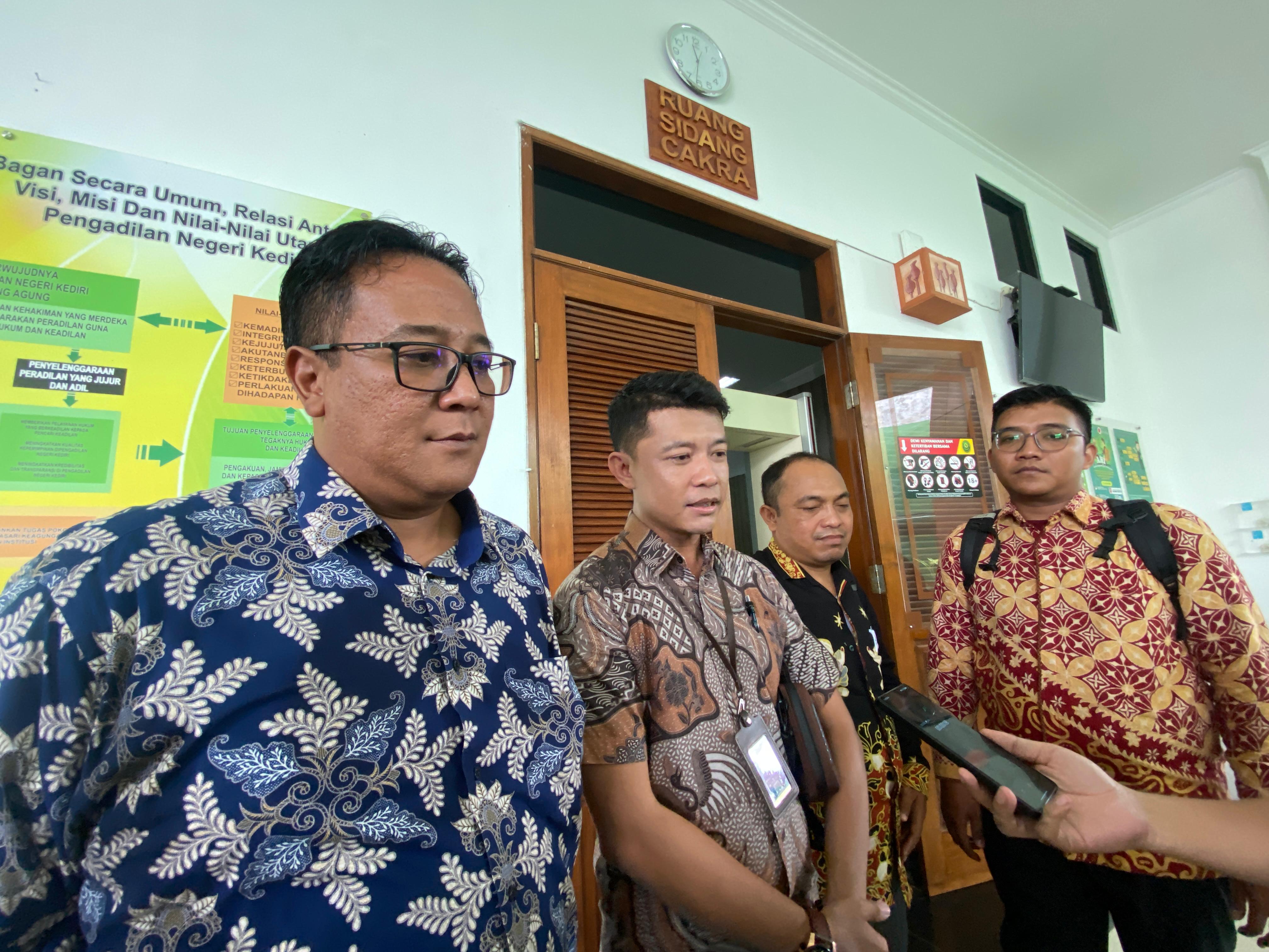 SIDANG PERDANA: Tim penasihat hukum kubu Faiz memberikan keterangan usai menjalani sidang praperadilan perdana.