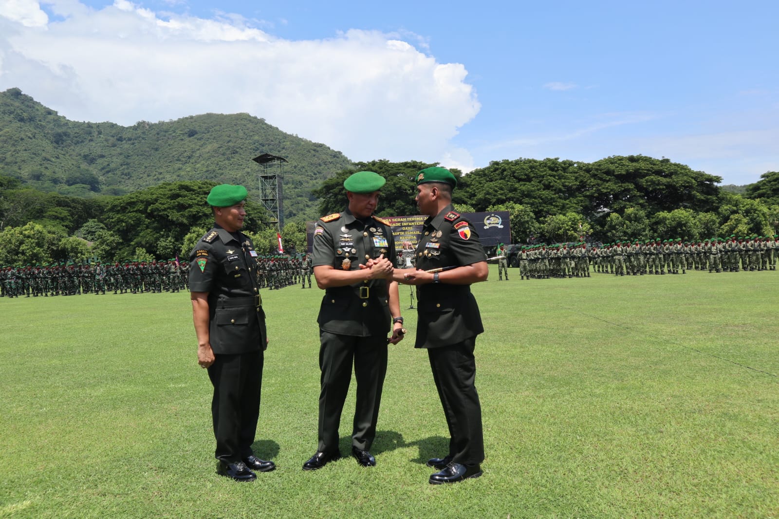 Danbrigif 16/Wira Yudha Letkol Inf Muhammad Sujoko menjabat tangan Pangdam V Brawijaya Mayjen TNI Rudy Saladin.
