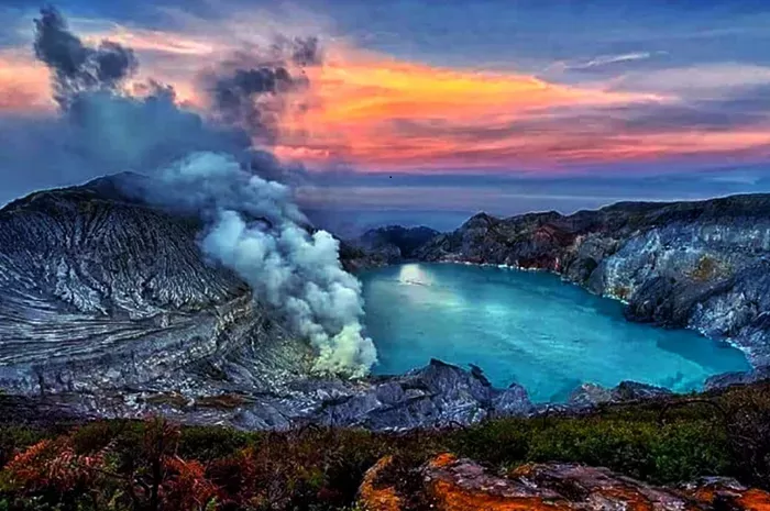 Fenomena langka api biru Kawah Ijen
