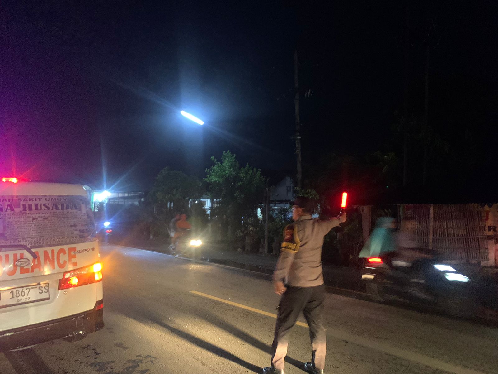 LOKASI KECELAKAAN: Polisi mengatir lalu lintas di tempat kejadian tabrakan.