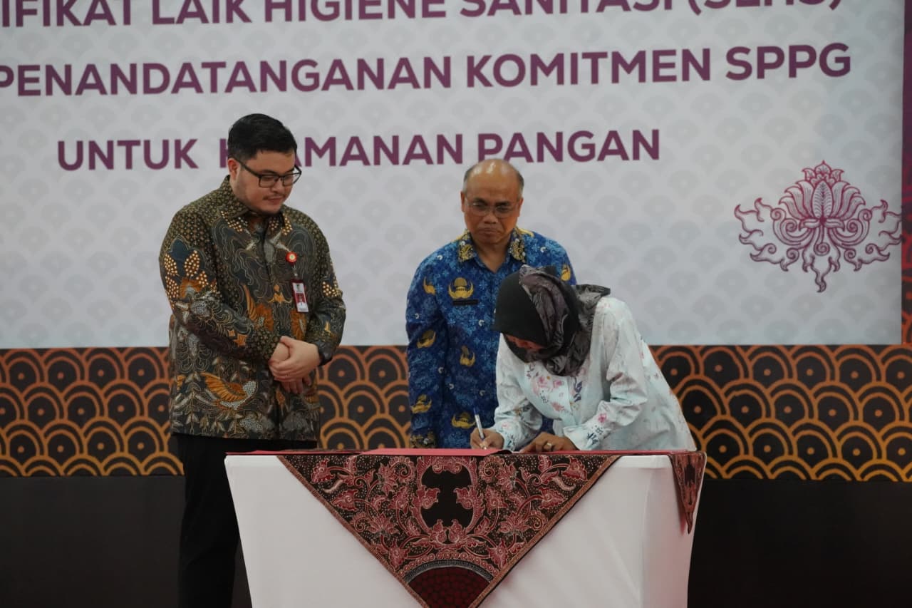 JAGA KEAMANAN PANGAN: Perwakilan SPPG menandatangani komitmen untuk menyediakan menu makanan yang aman disaksikan Bupati Hanindhito Himawan Pramana (kiri) dan Kadinkes Kabupaten Kediri dr Ahmad Khotib