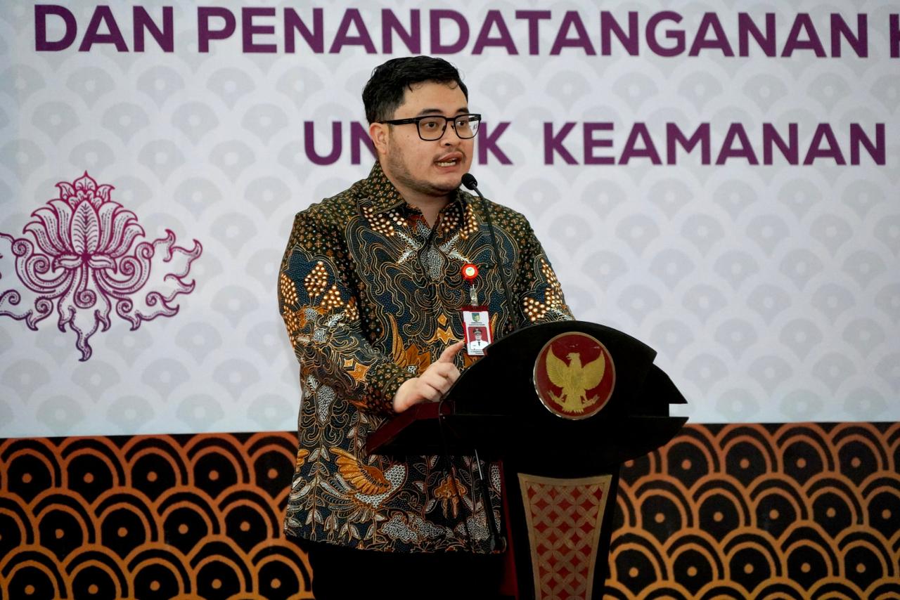 TEGAS: Bupati Hanindhito Himawan Pramana memberikan sambutan di depan puluhan pengelola SPPG di Kabupaten Kediri yang tiap hari mendistribusikan paket MBG kepada pelajar.