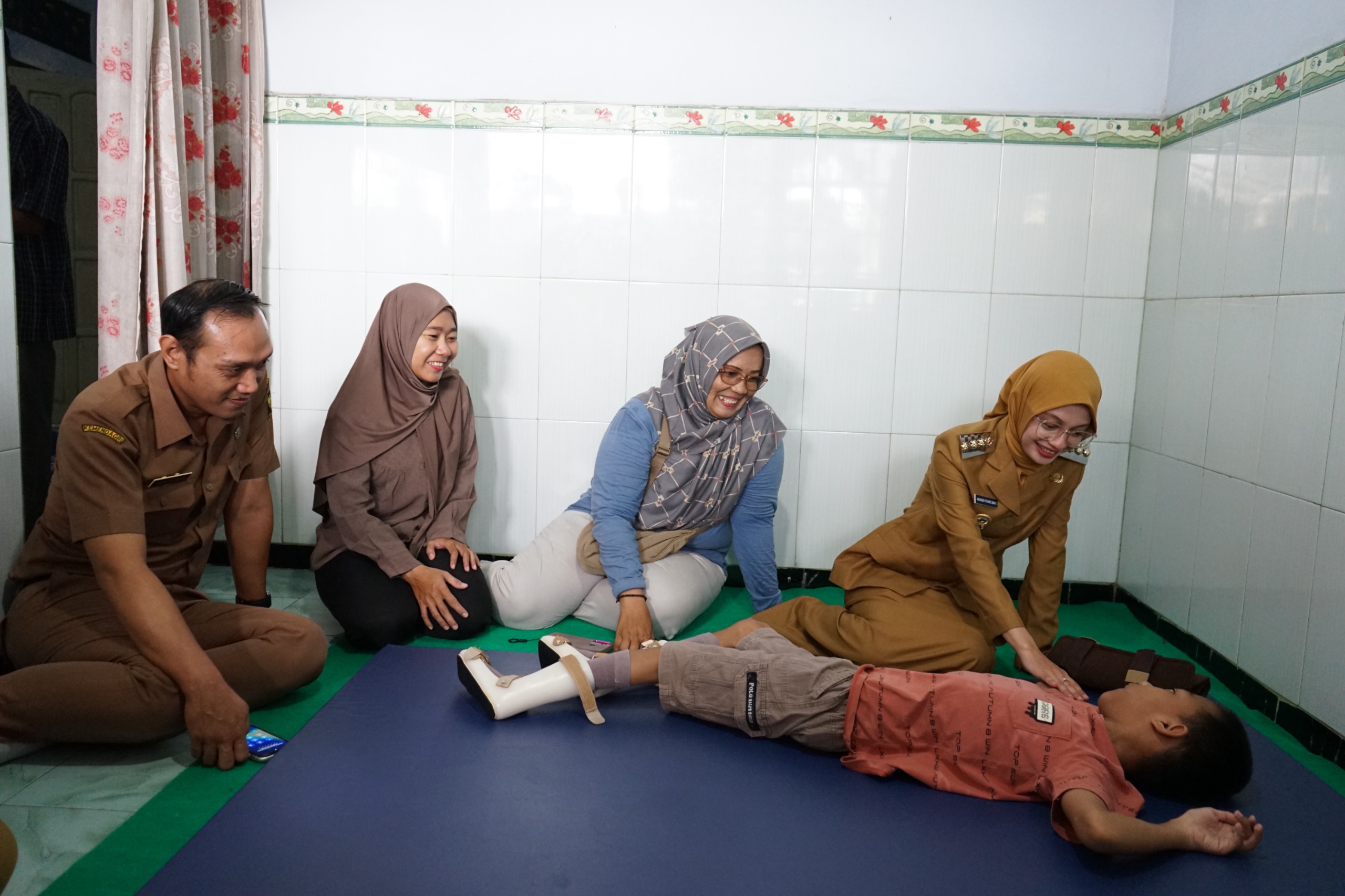 HARUS SEMANGAT: Wali Kota Kediri Vinanda Prameswati (kanan) berbincang dengan Mochamat Altof Sakhi, anak asal Kelurahan Rejomulyo, Kota Kediri yang menderita celebral palsy.