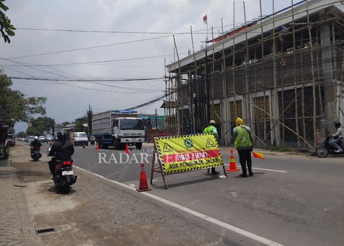 PERBAIKAN JALAN RUSAK: Petugas mengatur arus lalu lintas yang melintas di jalan raya Kediri-Nganjuk di kawasan Bandara Dhoho.