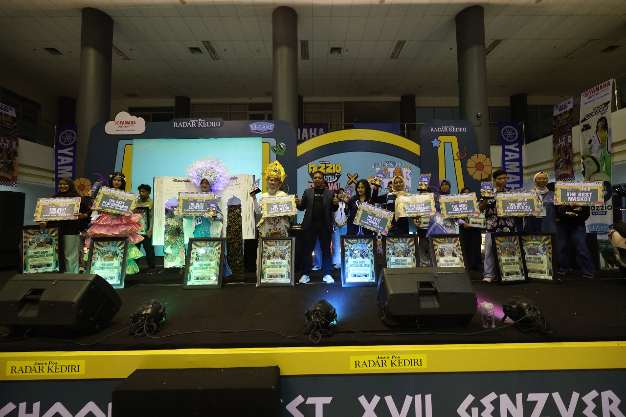 Siswa dari MAN 1 Kota Kediri, SMAK St Augustinus, SMAN 7 Kediri, dan SMAN 1 Kauman Tulungagung yang meraih juara beberapa kategori lomba mading dalam School Contest GenZverse 2025