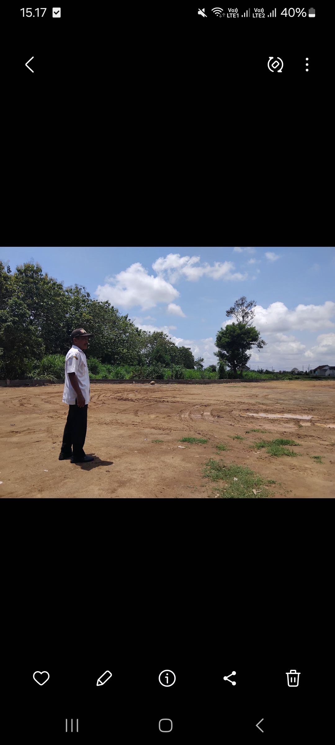 Kasi Kesra Desa Ngasem mengecek lokasi untuk pembangunan Rest Area (Diana Yunita Sari)