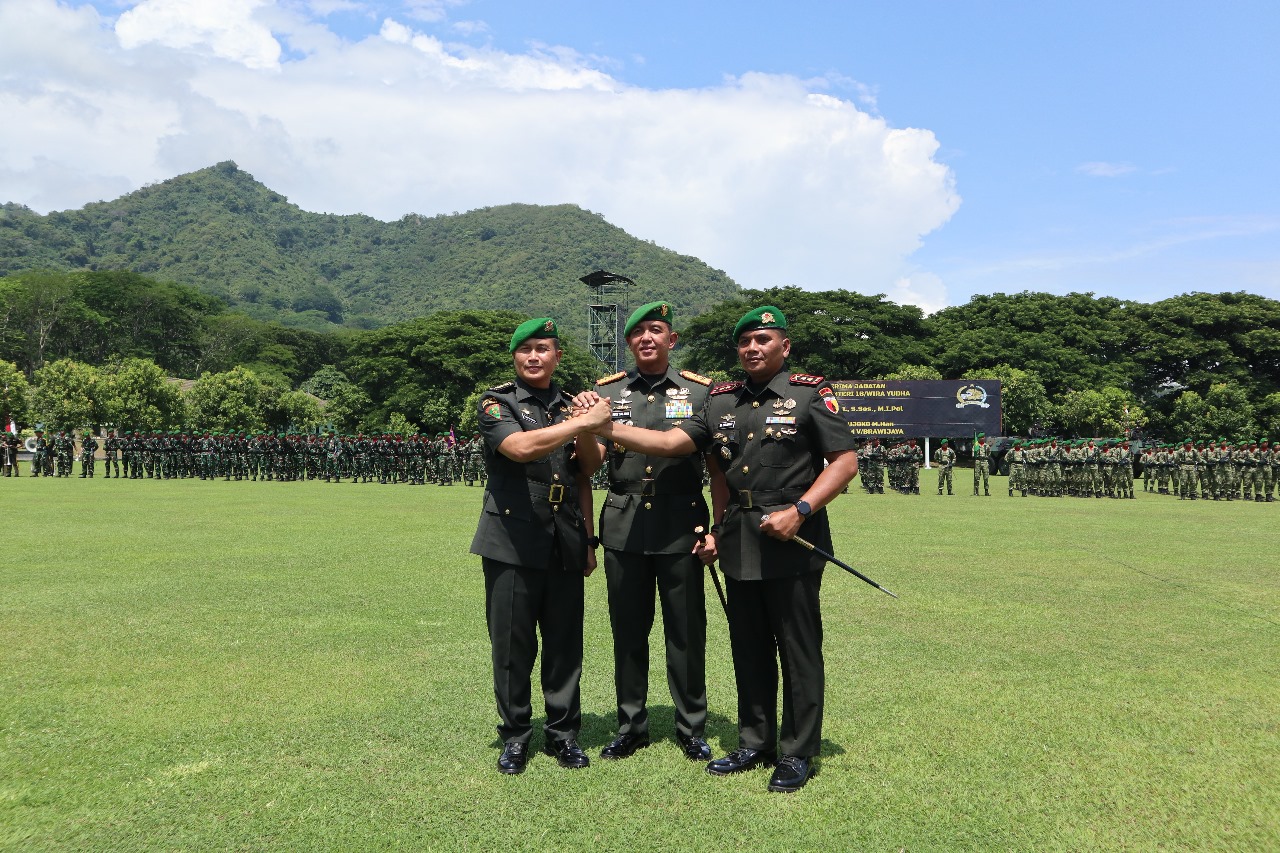 Letkol Inf Muhammad Sujoko (kanan) melakukan salam komando dengan Kolonel Inf Taufik Ismail dalam sertijab Brigif 16 Wira Yudha yang dipimpin Pangdam V Brawijaya Mayjen TNI Rudy Saladin (tengah).