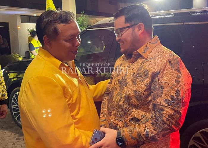 SINERGI: Ketua DPD Partai Golkar Kabupaten Kediri Heri Setiawan bersamalan dengan Bupati Kediri Hanindhito Himawan Pramana.