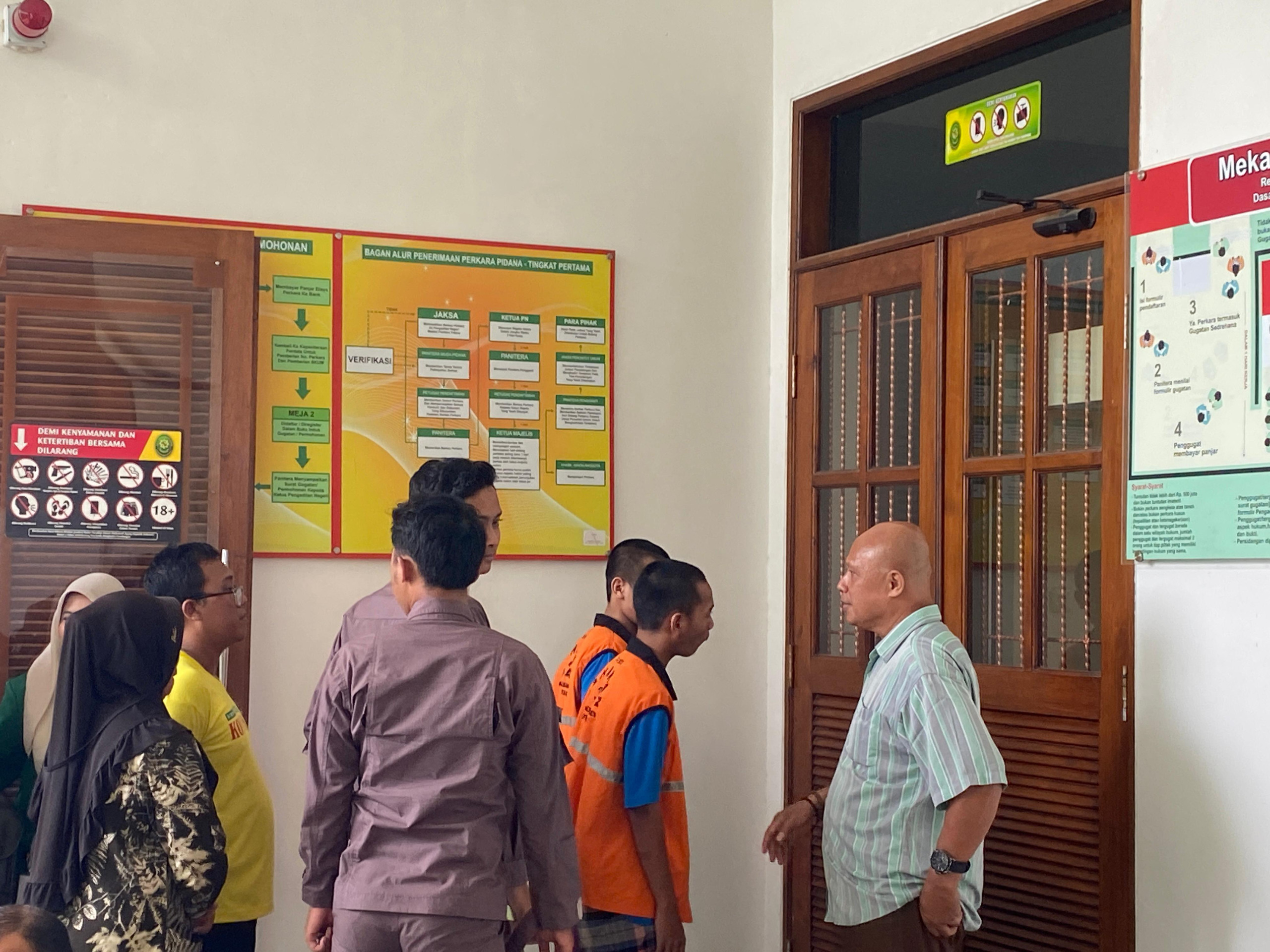 MENANGIS: Dua terdakwa kasus pembacokan usai mendengarkan putusan hakim di PN Kota Kediri.