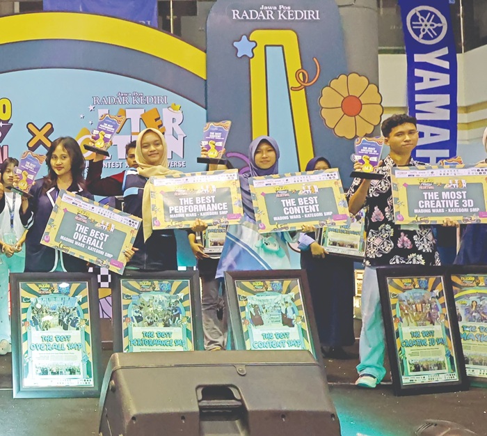 ALL OUT: Pemenang beberapa kategori Mading Wars tingkat SMP menunjukkan plakat dan trofi dalam awarding Minggu (26/10) lalu
