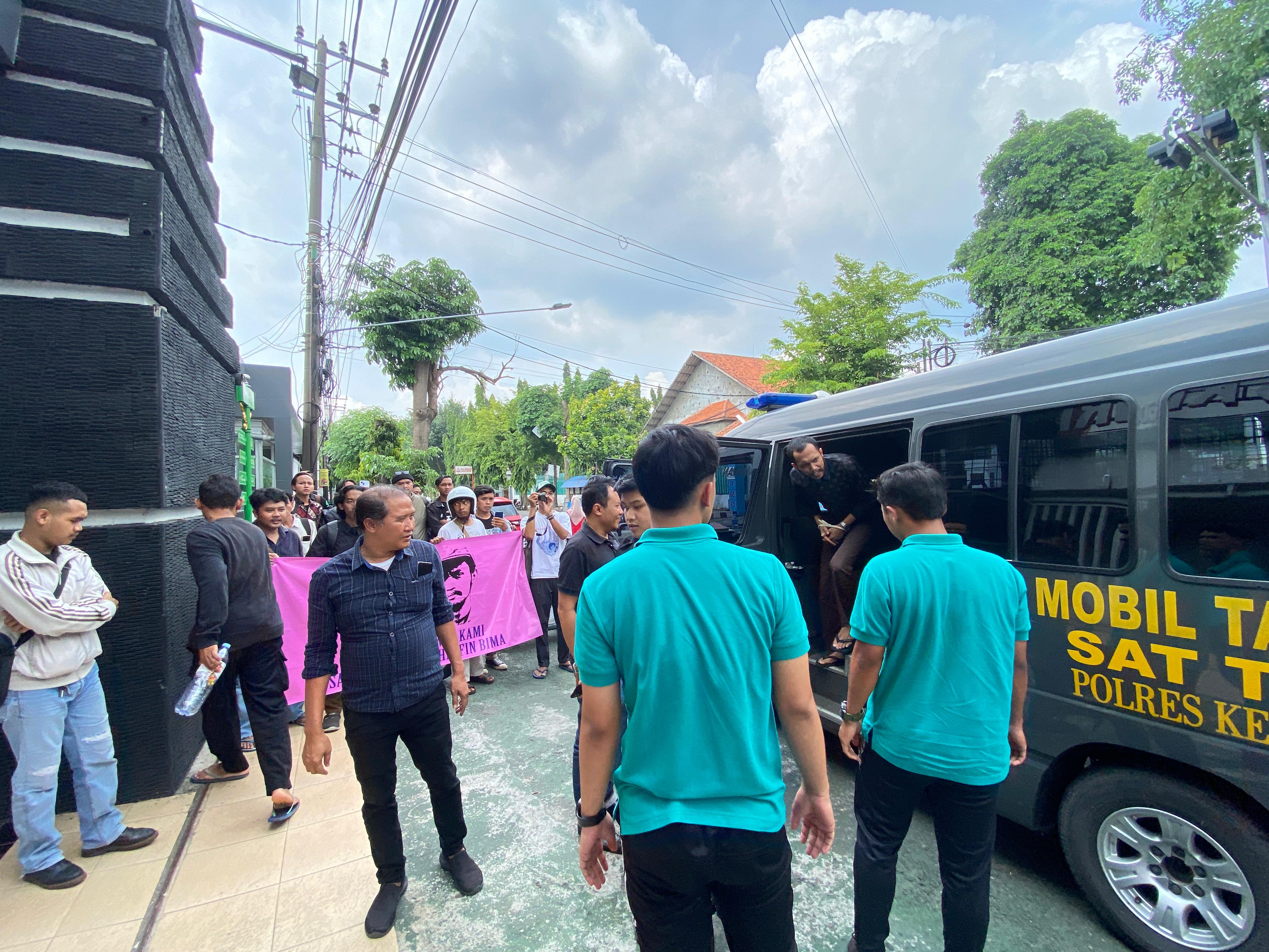 PELIMPAHAN: Saiful Amin alias Sam Oemar turun dari mobil tahanan menuju Lapas Kelas IIA Kediri. Massa yang hadir turut memberikan dukungan moral.