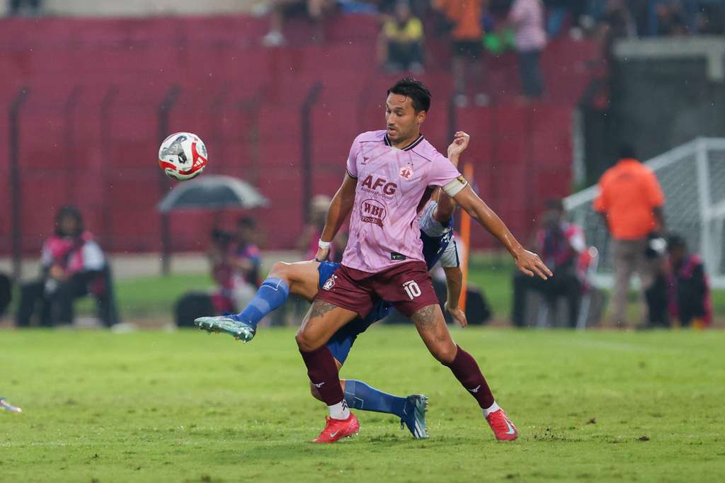 Kapten Persik Kediri Ezra Walian.