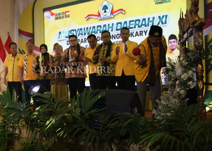 SEMANGAT KEBERSAMAAN: Ketua DPD Partai Golkar Jatim Ali Mufthi memukul gong.