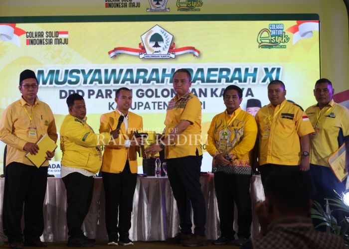 MUSDA XI: Plt Ketua DPD Partai Golkar Kabupaten Kediri Jairi Irawan foto bersama panitia.