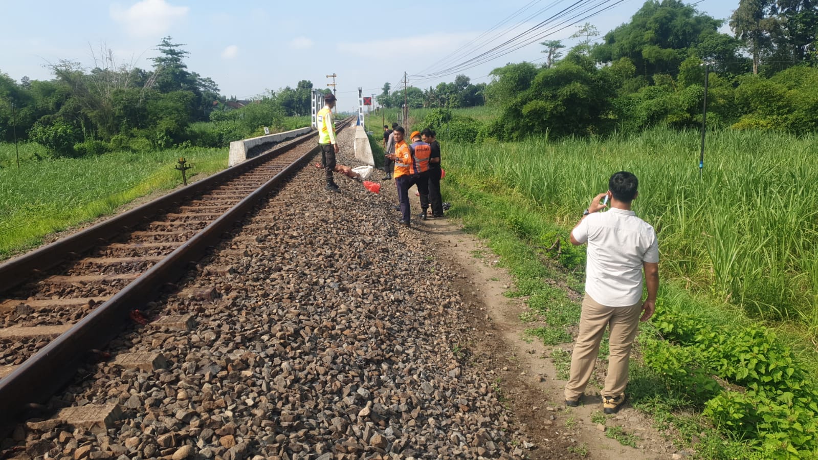 LAKA KA: Polisi melakukan evakuasi di lokasi kejadian di Kras, Kediri.