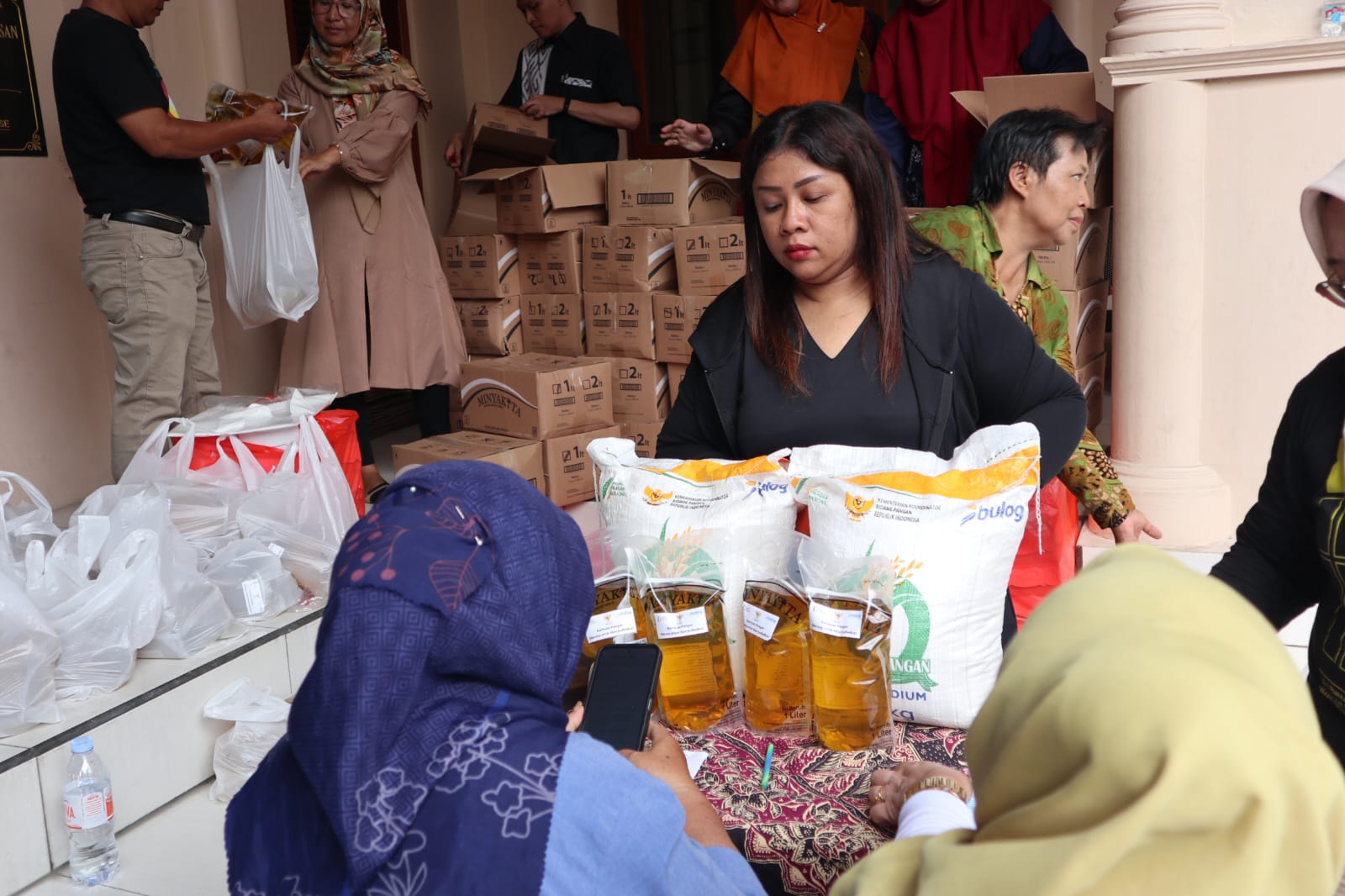 CAIR: Warga Kelurahan Kemasan saat mengambil bantuan pangan penebalan yang disalurkan Perum Bulog di Kelurahan Kemasan, Kamis (30/10).
