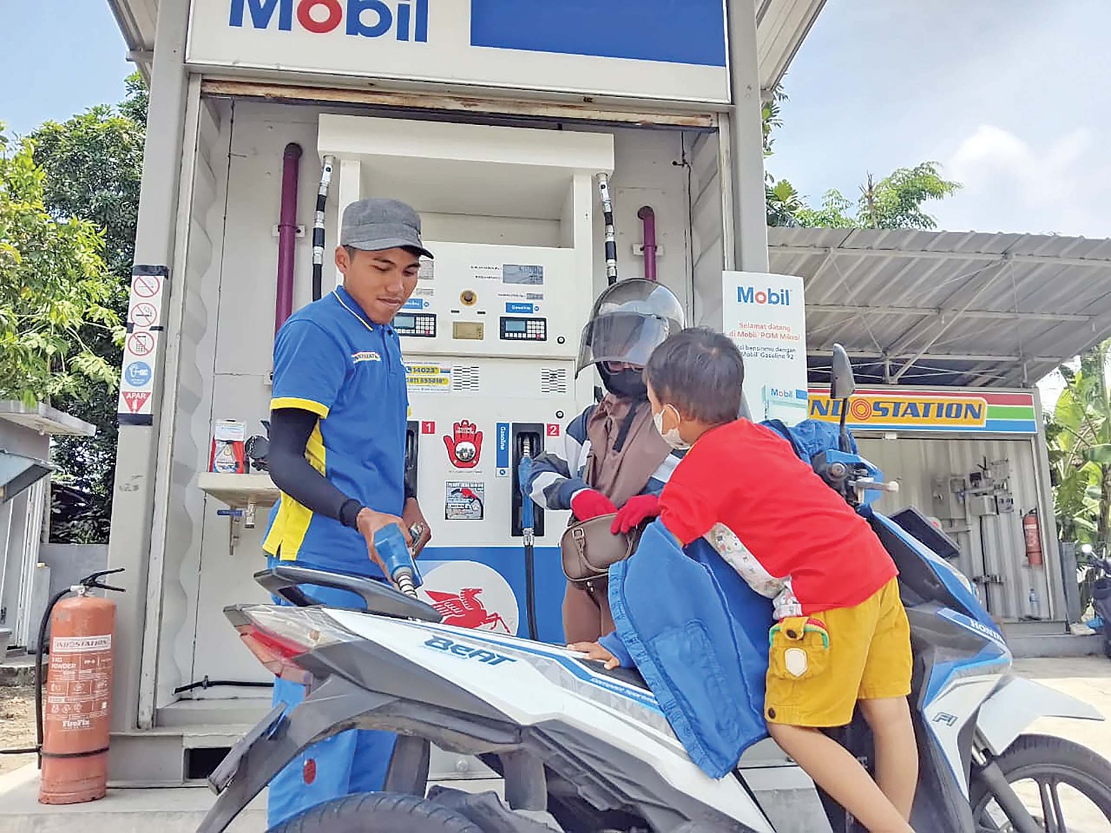 Pemotor mengisi bahan bakar di SPBU non-Pertamina.