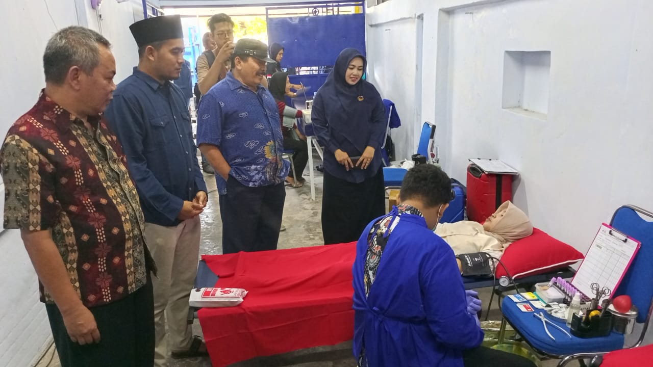 AKSI SOSIAL: Pengurus Partai Nasdem Kota Kediri berbincang dengan seorang pendonor.
