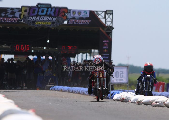 Pembalap berebut catatan waktu tercepat dalam ajang Matapanah Rookie Dragbike 2025 Kediri.