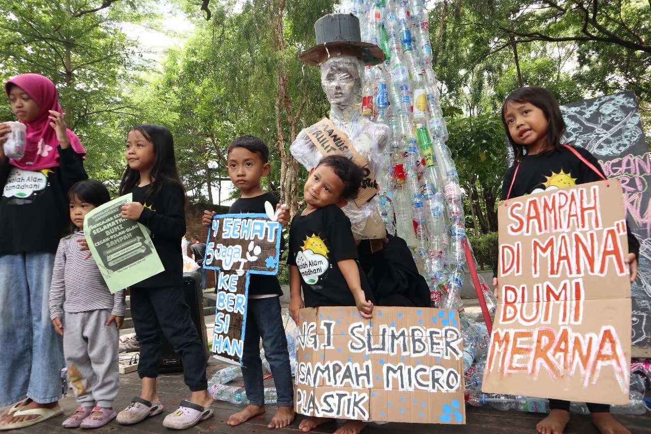 Bocah-bocah yang mengikuti aksi Suara untuk Bumi di Taman Sekartaji Minggu (2/11).