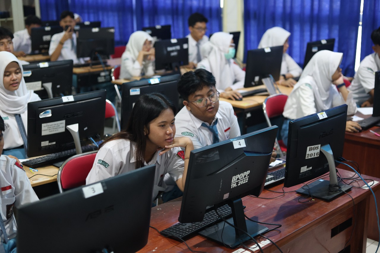 Siswa SMA Negeri 2 Kota Kediri saat mengikuti gladi bersih TKA Senin (27/10) lalu.