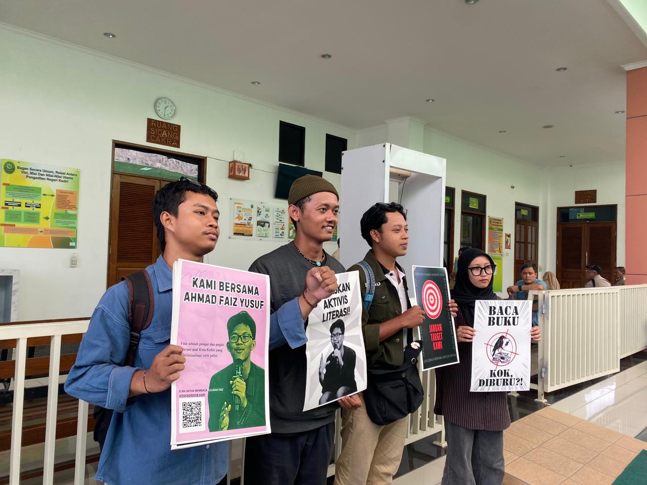 Sejumlah pegiat literasi di Kediri memberikan dukungan kepada Faiz di PN Kota Kediri.