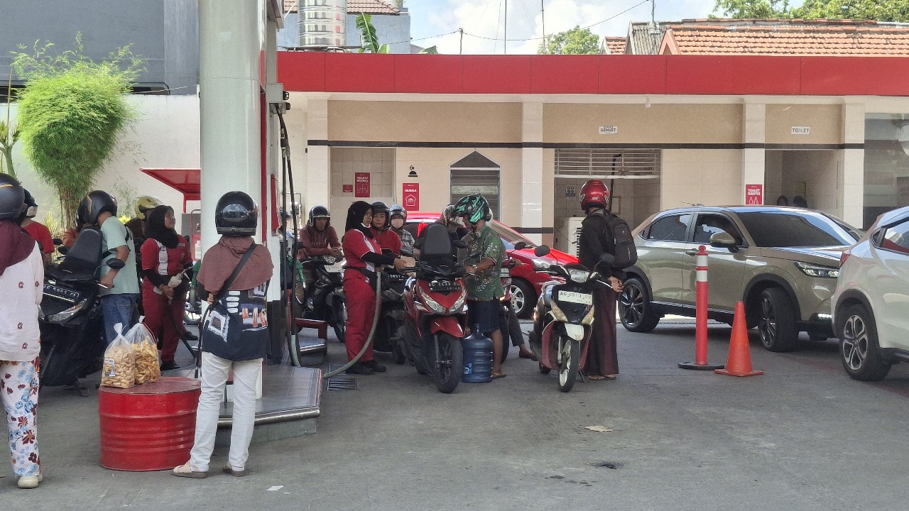 Suasana antrean di SPBU