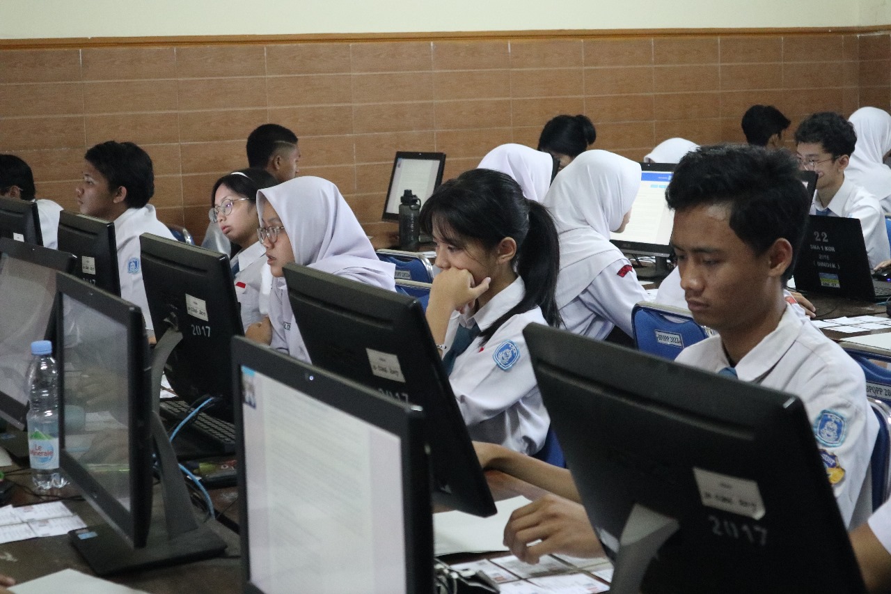 Siswa SMAN Mojo mengerjakan soal-soal tes kemampuan akademik di gelombang pertama kemarin. Total ada sekitar 11 ribu pelajar yang mendapat giliran di gelombang pertama.