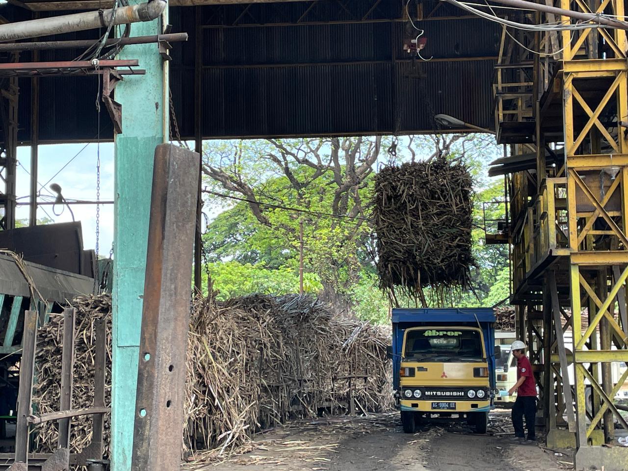 Pegawai PG Ngadiredjo menimbang tebu petani yang antre untuk digiling. Kemarin PG Ngadiredjo memecahkan rekor giling 10 juta kuintal tebu.