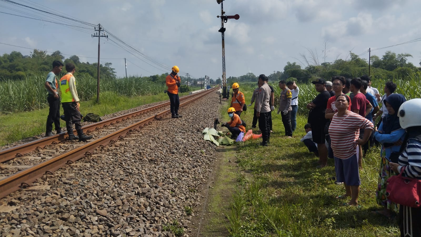 Petugas mengevakuasi korban kecelakaan kereta api di Kras Kediri.