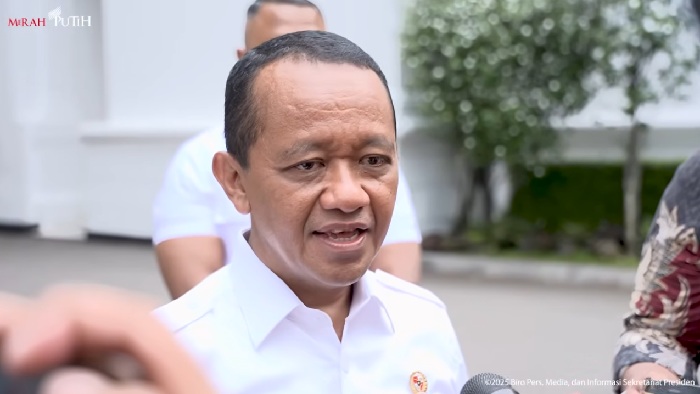 Menteri ESDM Bahlil Lahadalia memberi keterangan usai bertemu Presidedn Prabowo di Istana Senin 3 November 2025