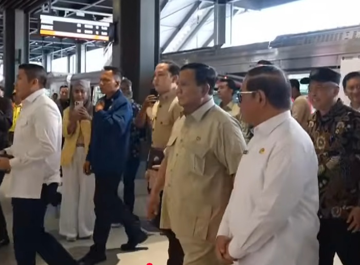 Presiden Prabowo sesaat setelah turun dari kereta sebelum acara  peresmian Stasiun Tanah Abang pada 4 November 2025