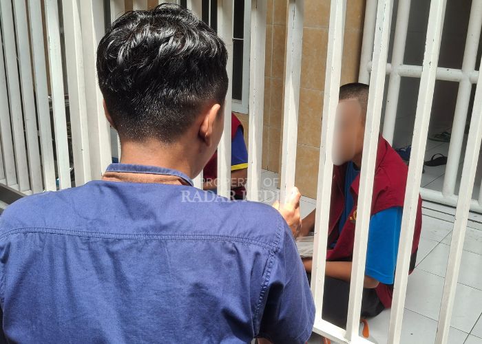 Terdakwa kasus "begal" di Kras, Kediri usai mengikuti sidang.