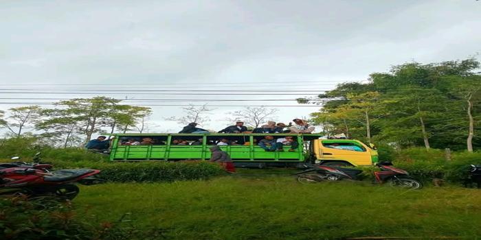 Perjalanan menuju kehidupan baru. Keluarga besar turut melepas dan mendoakan sang pengantin dalam prosesi podo tradisi Wagal.