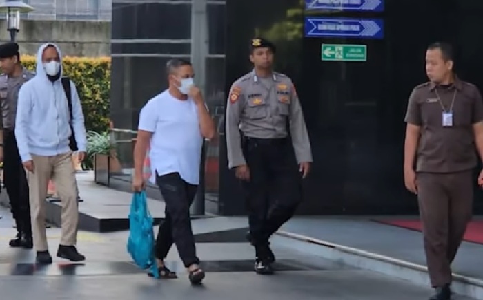 Gubernur Riau Abdul Wahid saat tiba di gedung KPK  4 November 2025