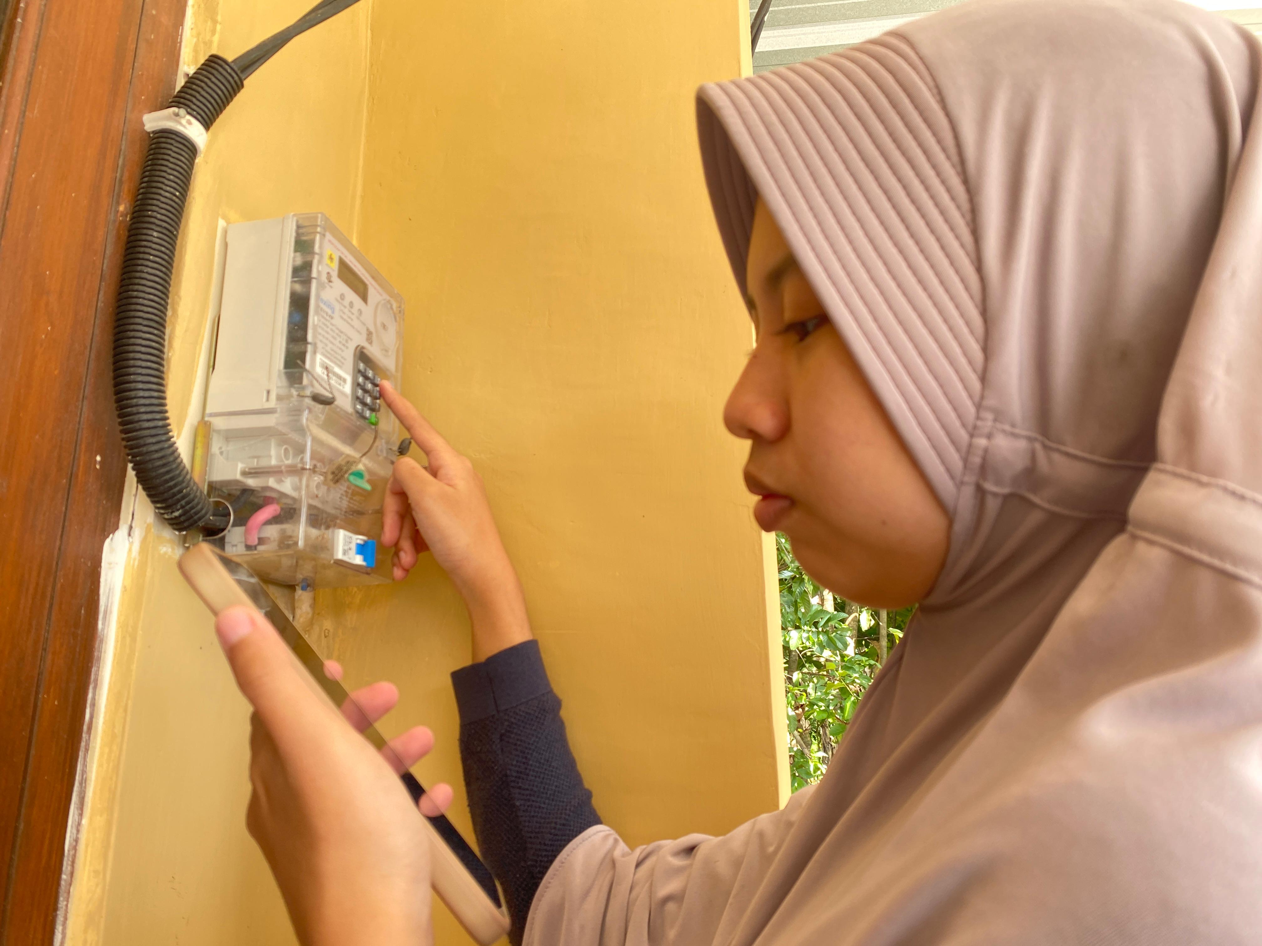 Warga Kediri mengecek token listrik.