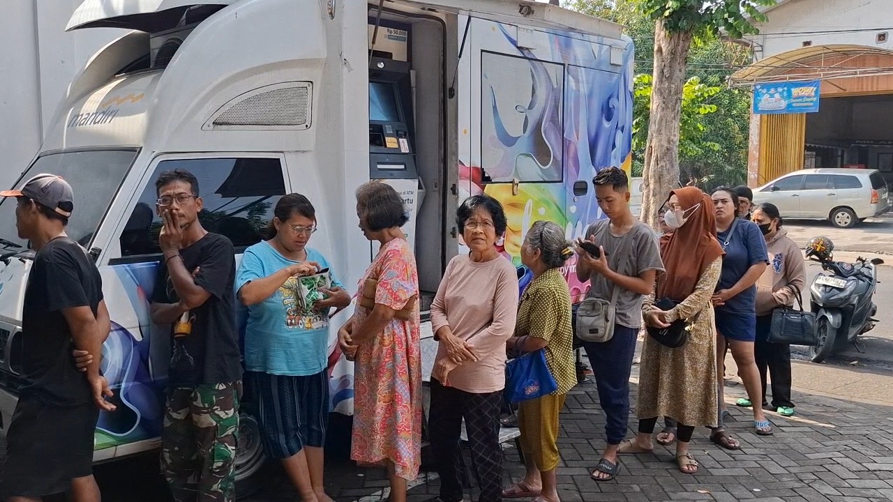 Belasan penerima BLTS Kesra menunggu giliran untuk bisa mencairkan bantuan lewat mesin ATM di Bank Mandiri Jl Brigjen Katamso Kota Kediri kemarin (4/11).