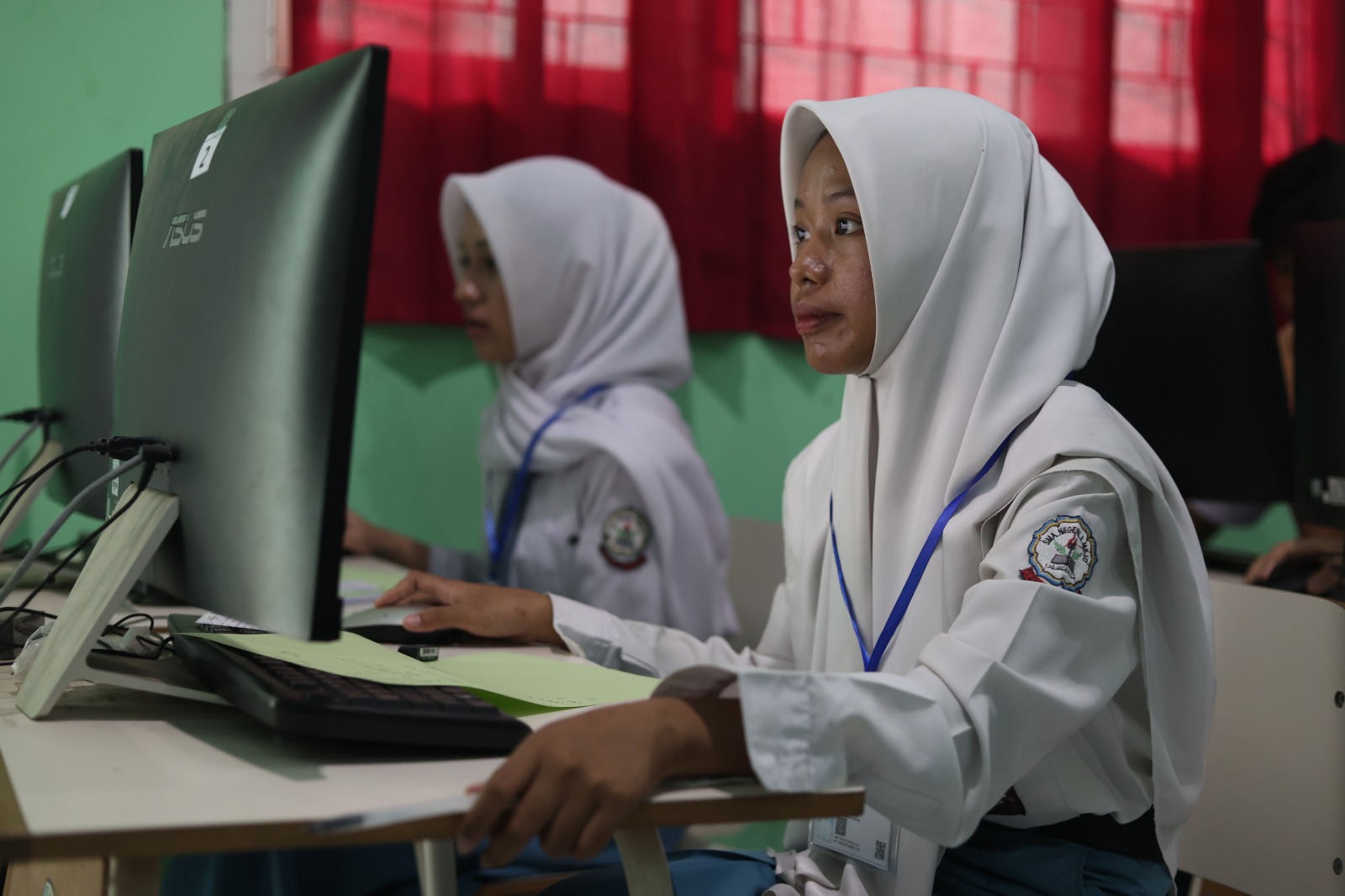 Siswa SMAN 1 Mojo mengerjakan soal TKA. Mulai hari ini (5/11) ganti siswa gelombang 2 yang mengikuti TKA.