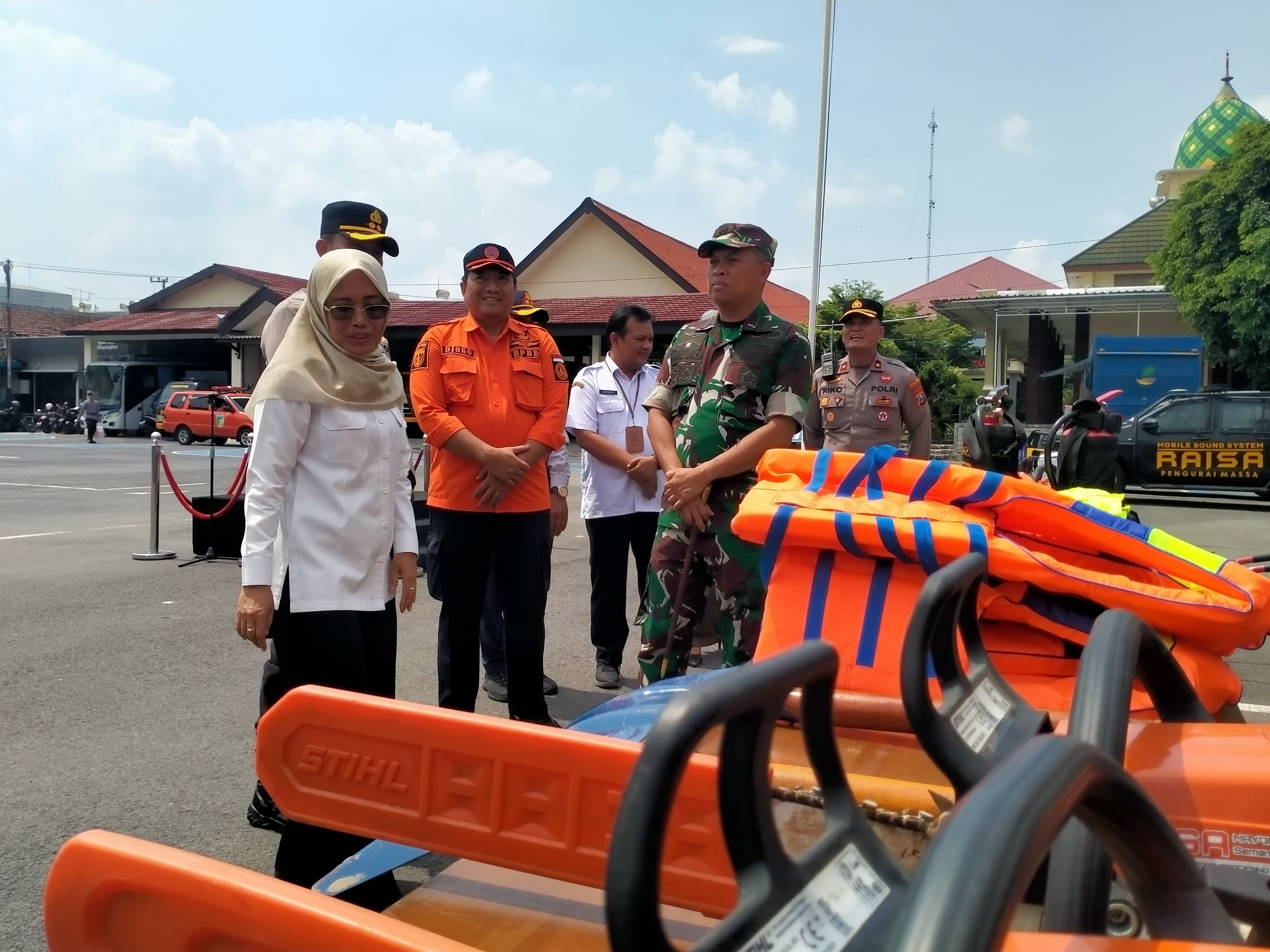 Jajaran forkopimda melakukan pengecekan alat untuk kebencanaan.
