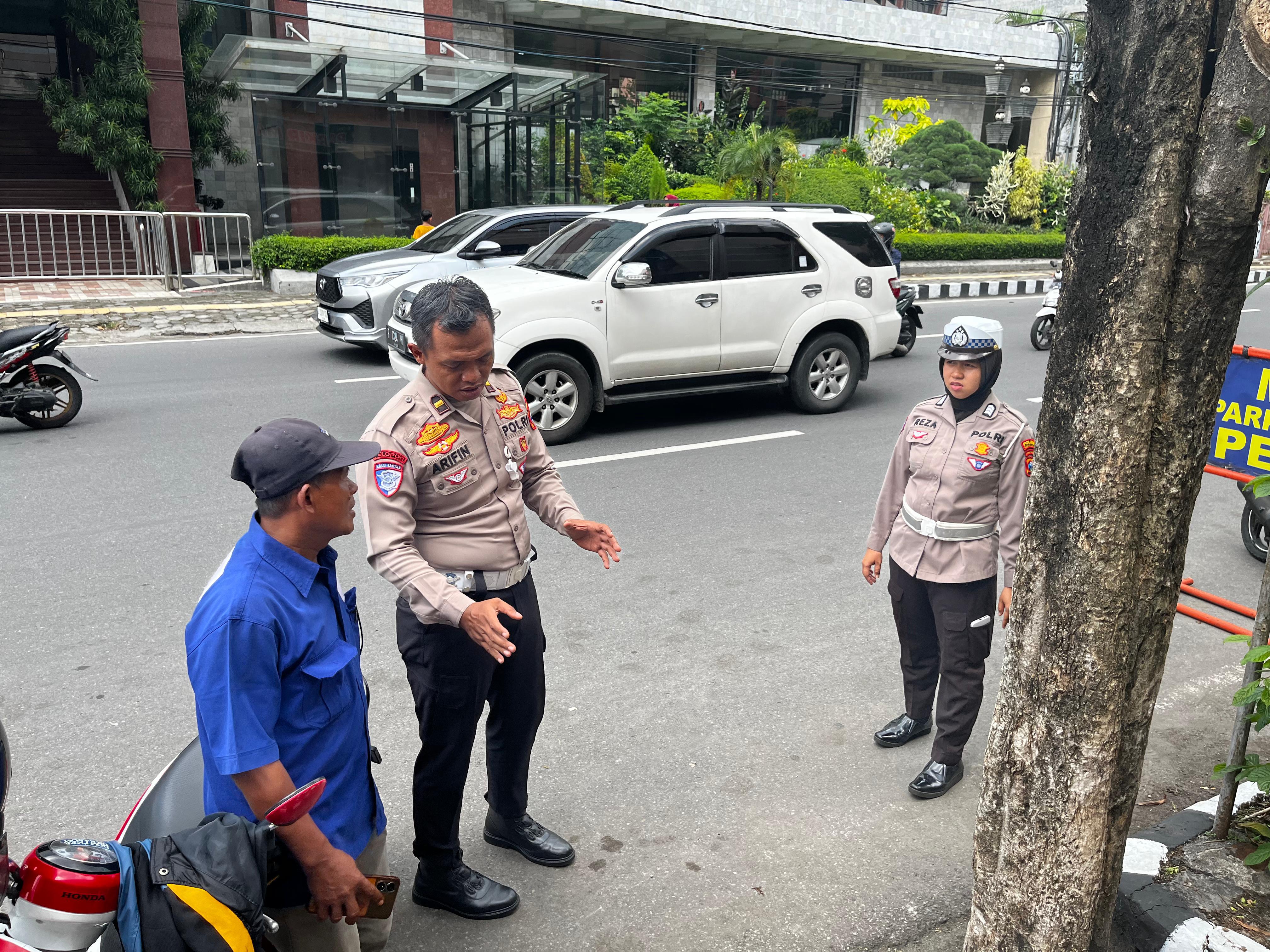 Anggota Satlantas Polres Kediri mengecek lokasi pemasangan ETLE statis.