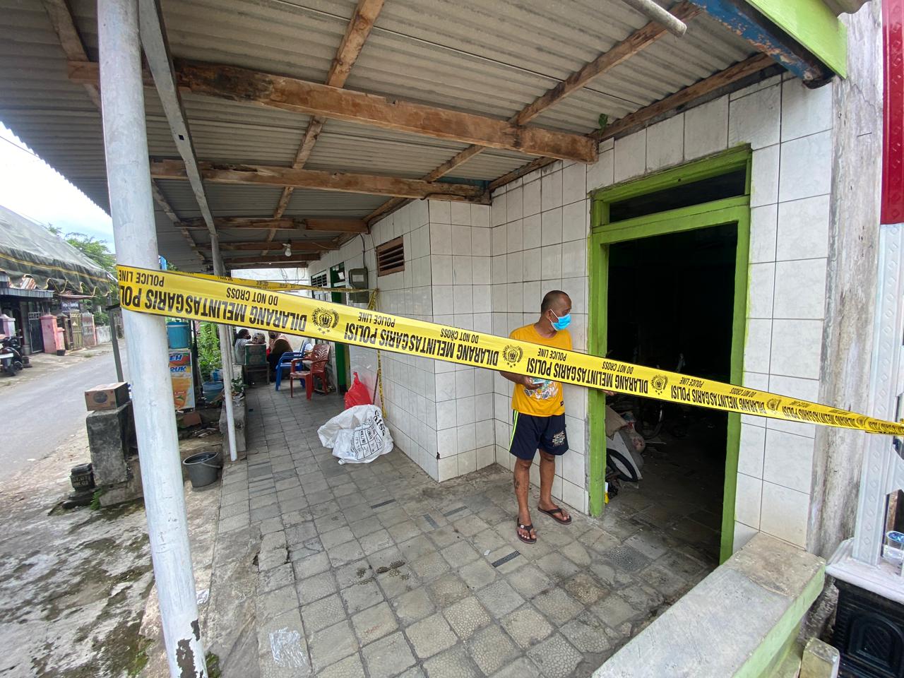 MEMILUKAN: Salah seorang warga Kelurahan Campurejo, Mojoroto mengintip ke dalam rumah Nurohmanhadi yang diketahui tewas membusuk di rumahnya.