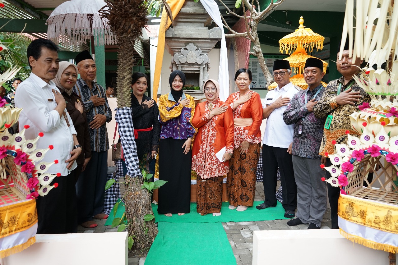 BELAJAR TOLERAN: Wali Kota Kediri Vinanda Prameswati (5 dari kiri) dan Wawali Qowimuddin (3 dari kanan) saat meresmikan lima tempat ibadah di SMPN 1 Kediri yang menjadi sekolah moderasi beragama kemar