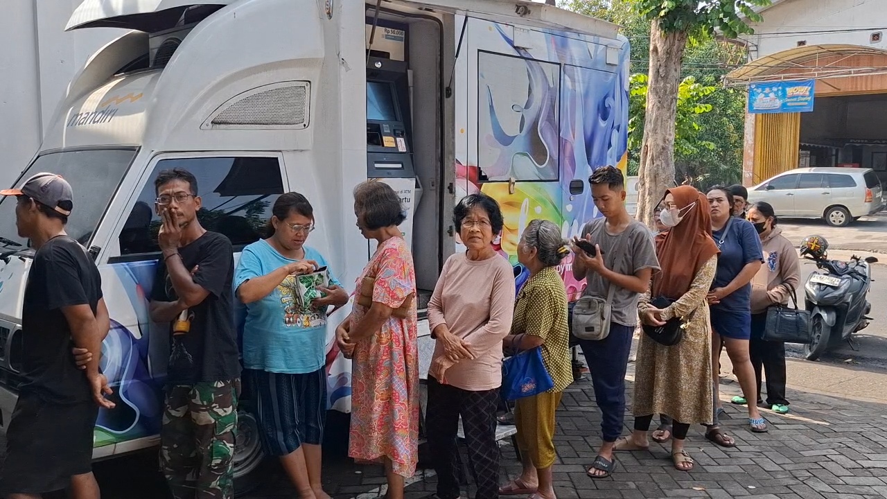 ANTRE: Belasan penerima BLTS Kesra menunggu giliran untuk bisa mencairkan bantuan lewat mesin ATM di Bank Mandiri Jl Brigjen Katamso Kota Kediri kemarin.