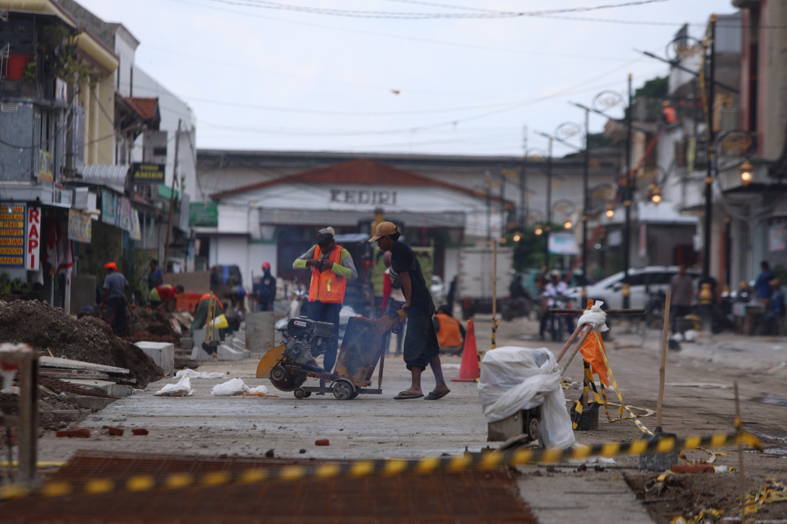 Sejumlah pekerja melakukan pengecoran Jl Stasiun di sisi utara hingga membuat seluruh akses jalan ditutup total sejak Senin (3/11) lalu. Jalan ikonik di Kota Kediri itu akan disulap menjadi bernuansa