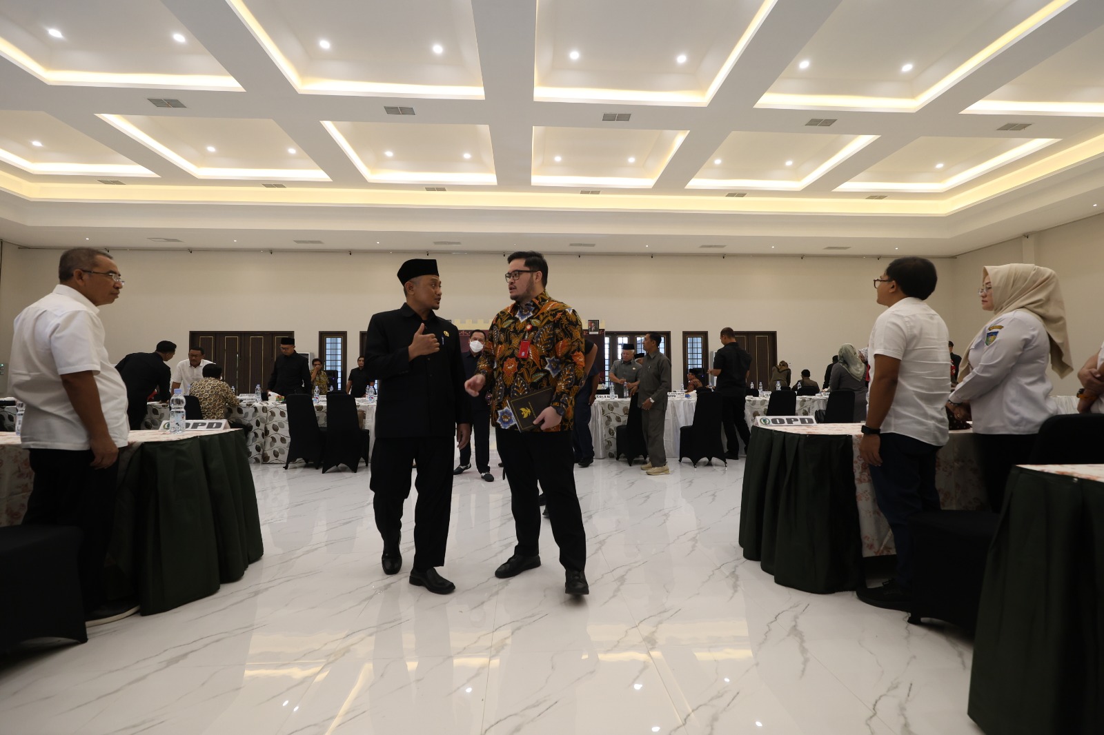 Bupati Hanindhito Himawan Pramana (kanan) berbincang dengan anggota DPRD Kabupaten Kediri Sulistyo Budi.